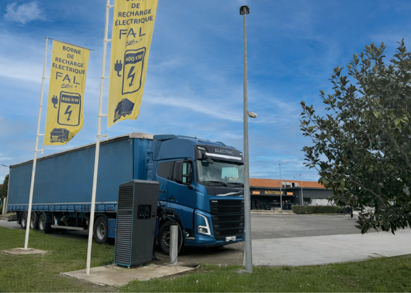 Nouveauté : des bornes électriques pour poids lourds dans notre complexe routier sécurisé