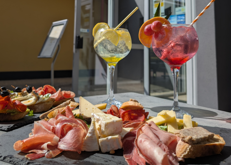 Faites une pause gourmande autour d’un cocktail et d’une planche à partager